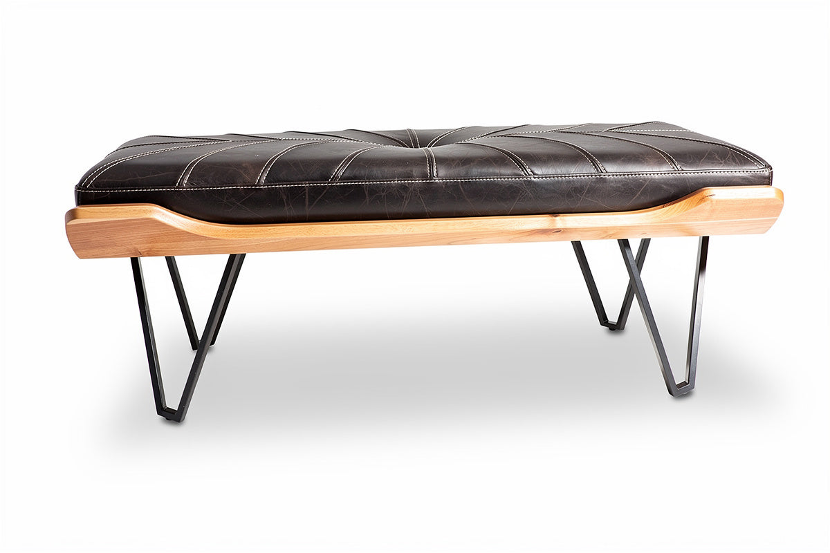 Technische titel: "Moderne Leren Bank met Houten Frame en Stalen Poten"