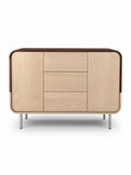 "Moderne houten dressoir met afgeronde hoeken en metalen poten"